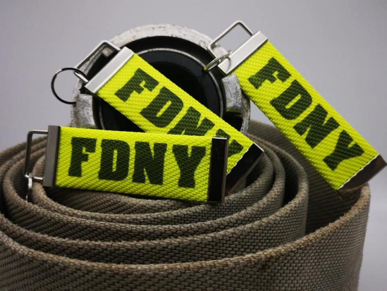 FDNY Feuerwehr Schlüsselanhänger in Neongelb aus echtem Feuerwehrschlauch.